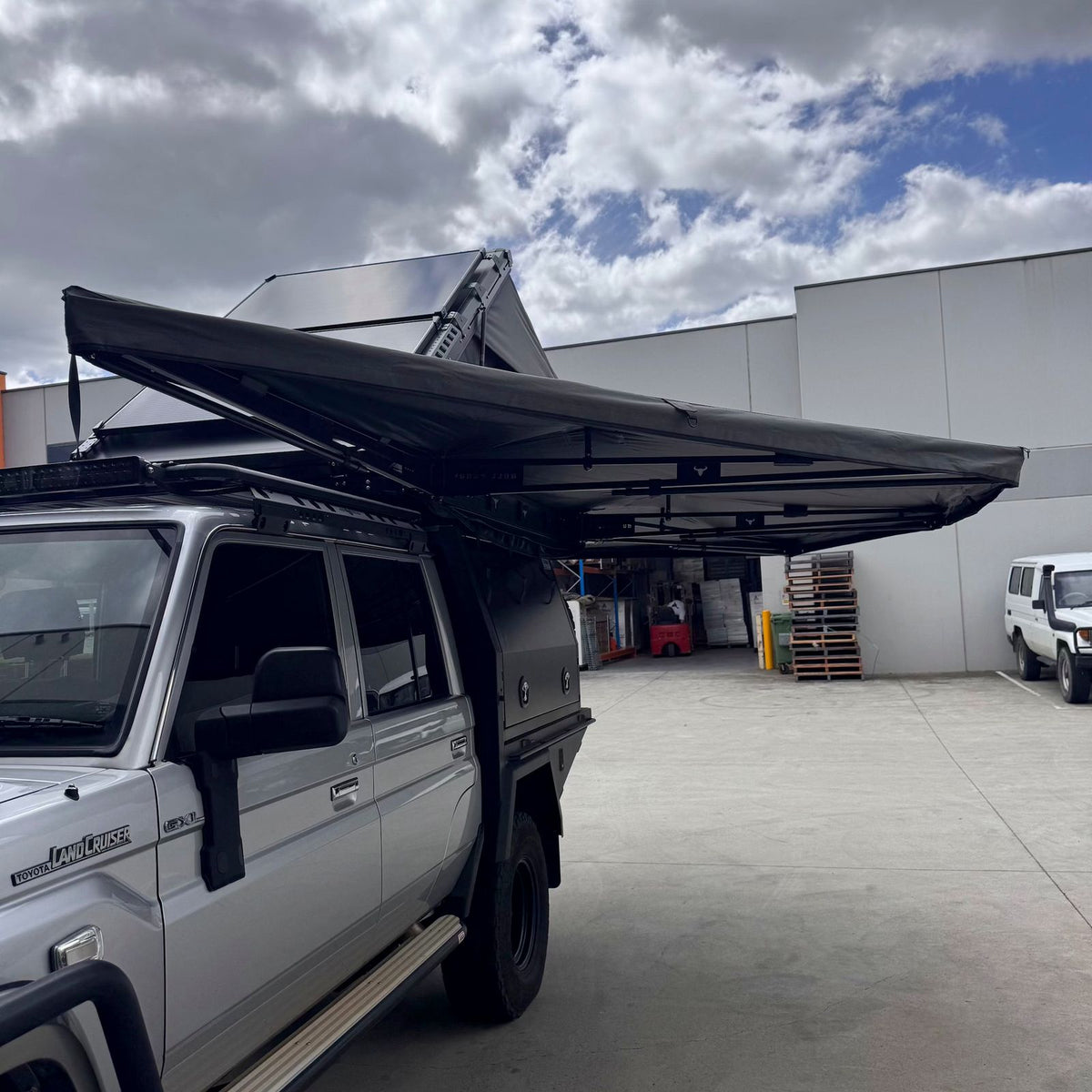 Bull Proof 270 XL free standing awning deployed on a silver Land Cruiser tray with a rooftop tent
